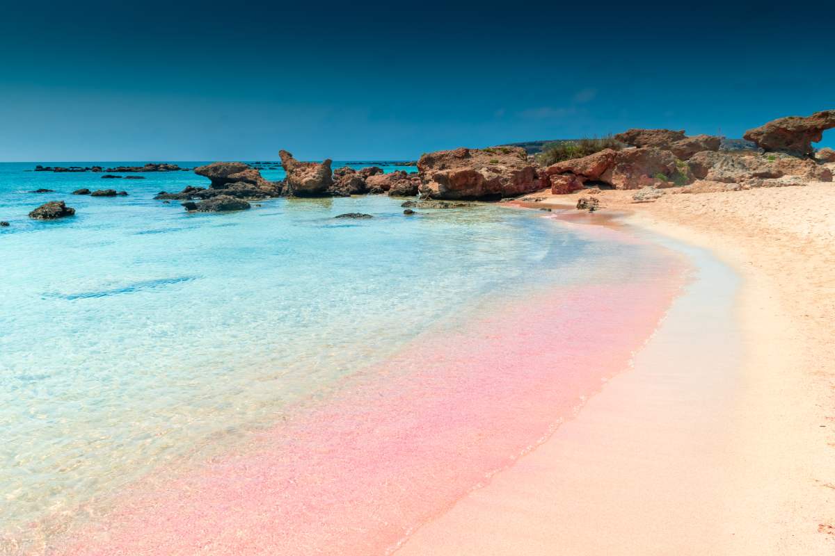 Elafonissi, la spiaggia nascosta di Crea con sabbia bianca e acque rosa
