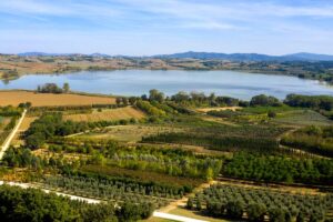 4 laghi toscani dove la fine dell'estate è tutta da vivere