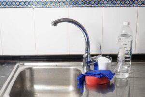 Aceto bianco e bicarbonato per superfici opache