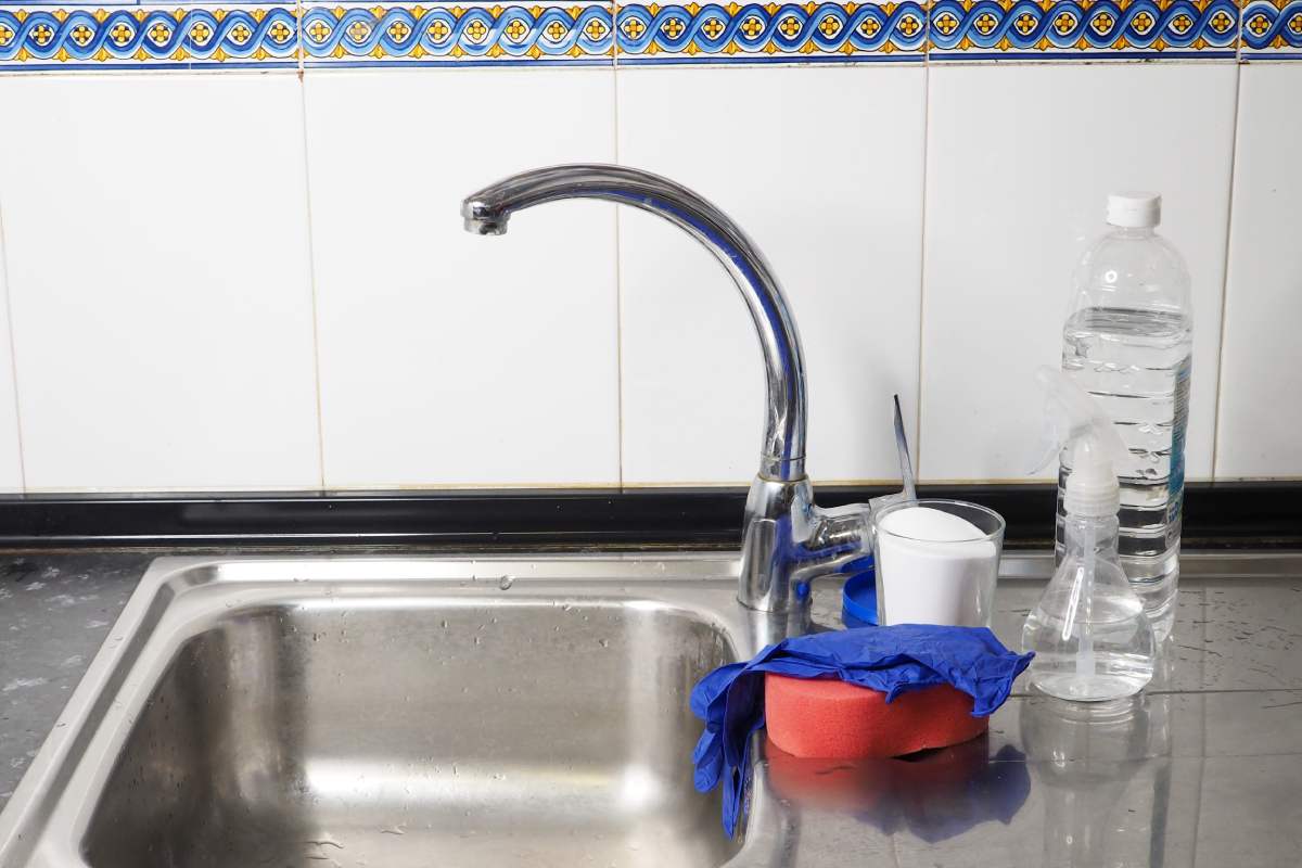 Aceto bianco e bicarbonato per superfici opache