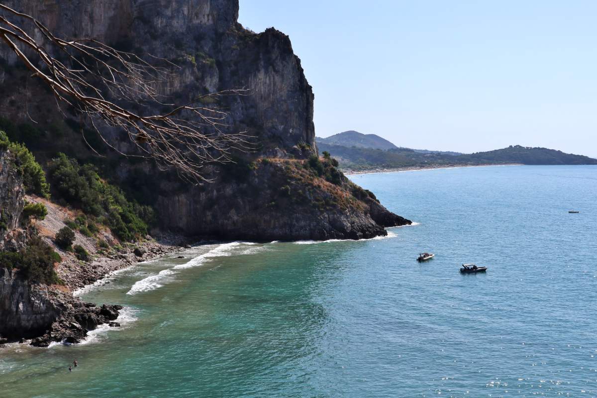 Il fascino caraibico della Spiaggia delle Bambole a Sperlonga, nel Lazio