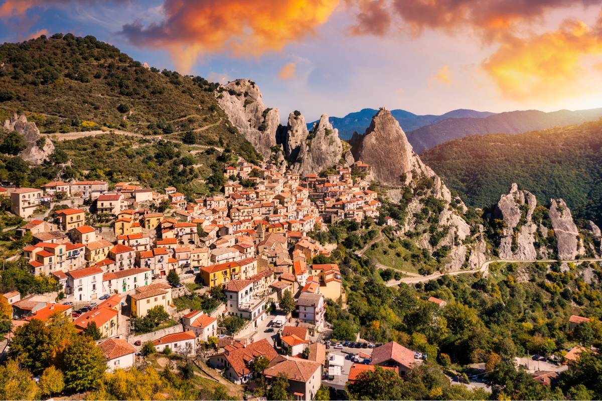 Tra i monti italiani ci sono borghi che profumano d'estate anche a settembre