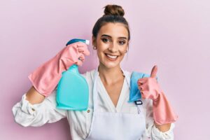 I 3 spray fai da te che puliscono casa in modo naturale