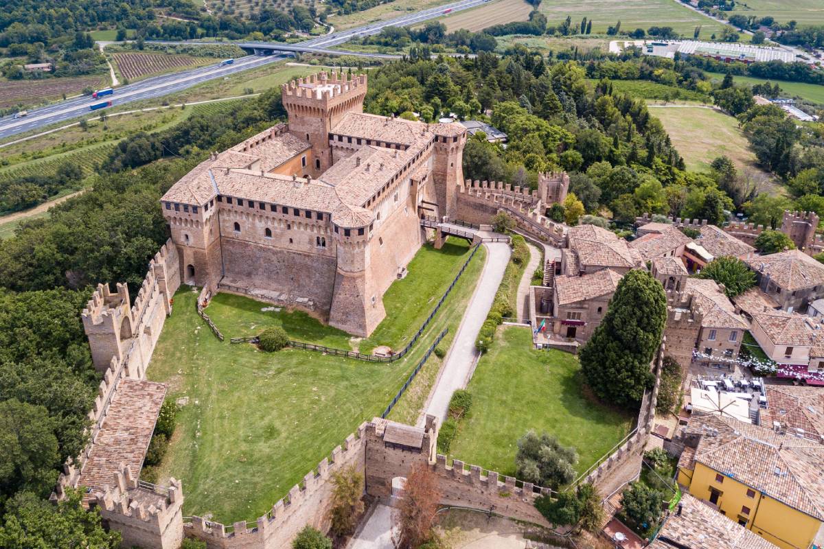 I borghi medievali sono belli in autunno