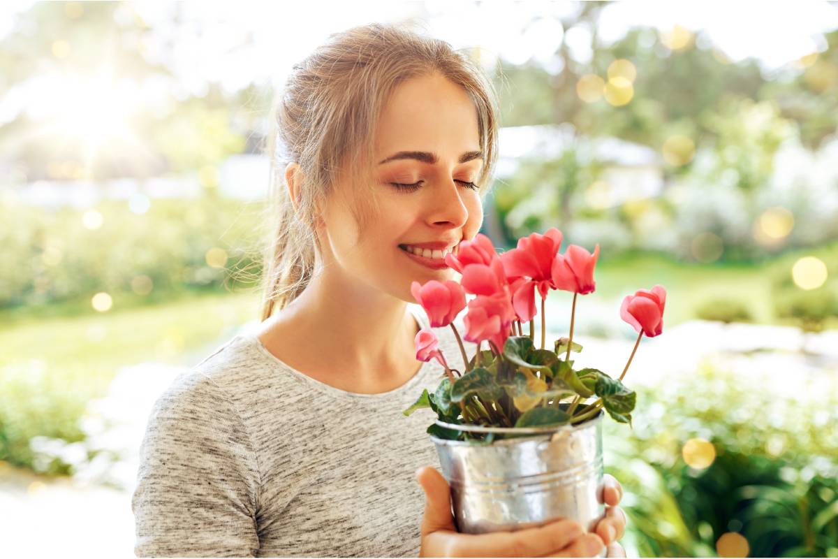 Donna con ciclamino rosa