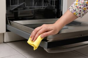 Curare la lavastoviglie prima dei mesi umidi