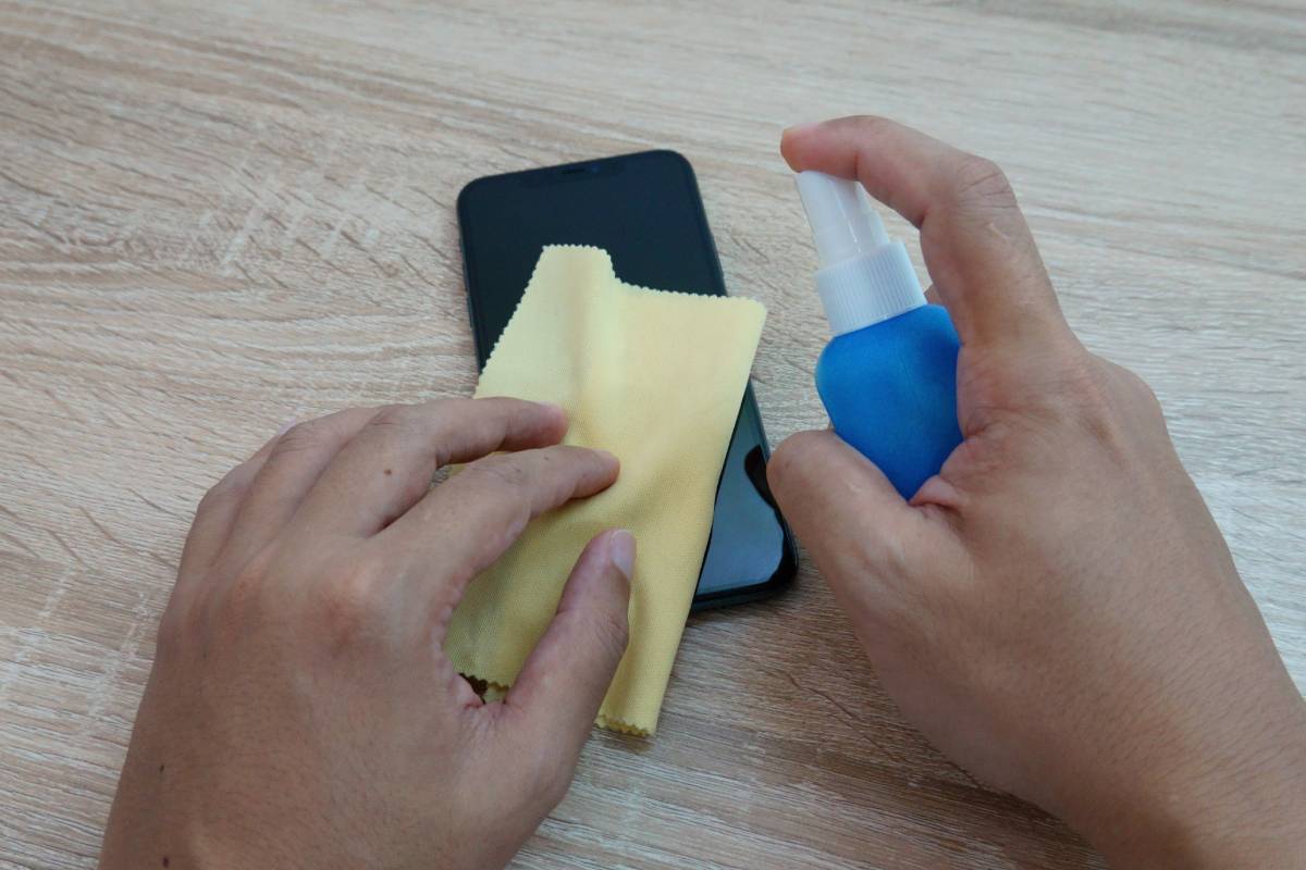 Pulire tablet e smartphone per eliminare aloni