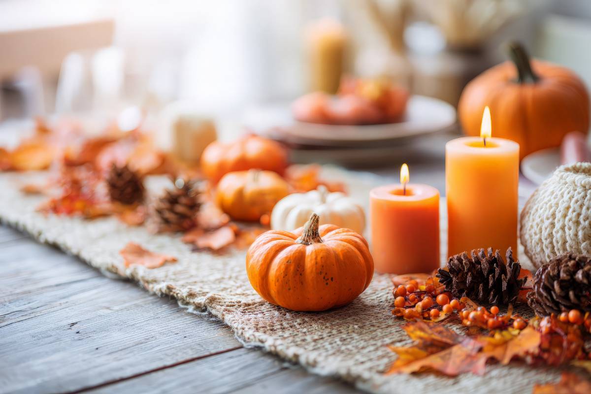 Il centrotavola autunnale fai da te con zucche e candele