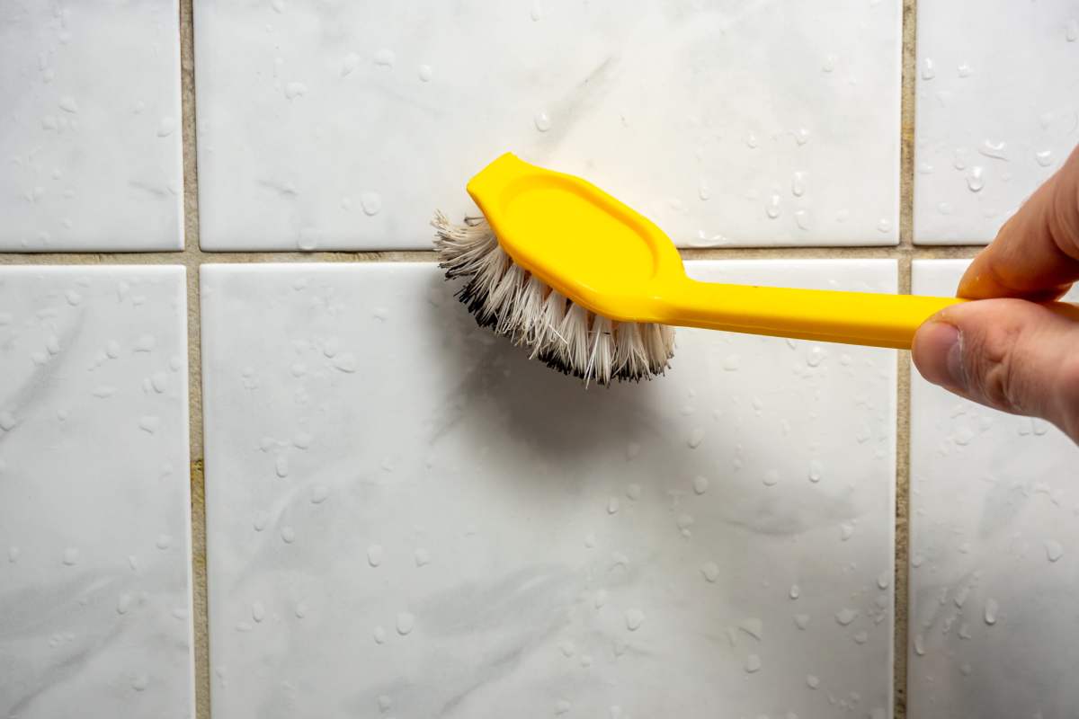 La muffa nelle fughe delle piastrelle: come pulirle