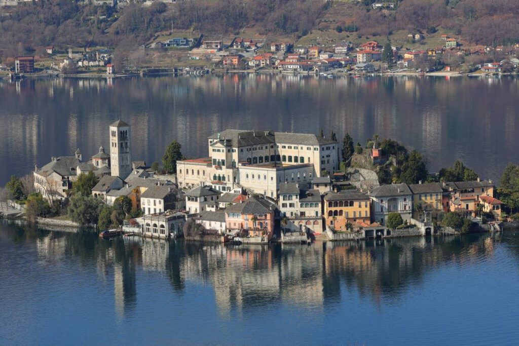 Isola di Orta Sa Giulio per coppie che amano il fogliage romantico d'autunno