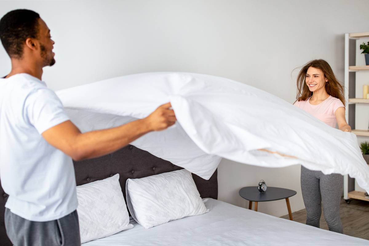 Coppia che rifà il letto