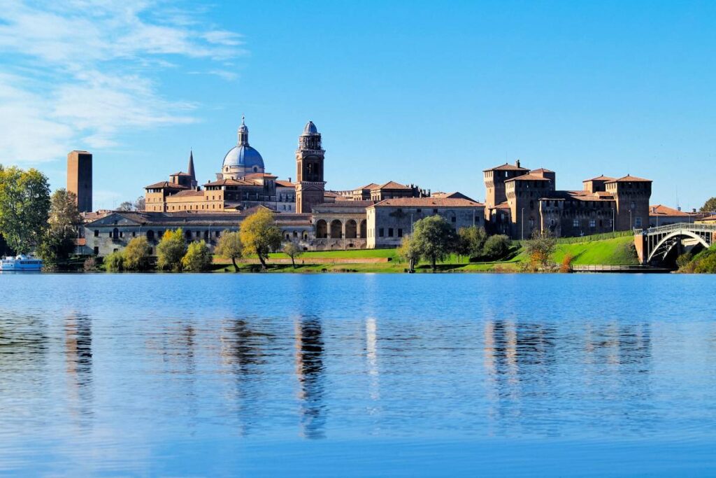 Mantova riflessa sul lago: 8 idee di fughe romantiche
