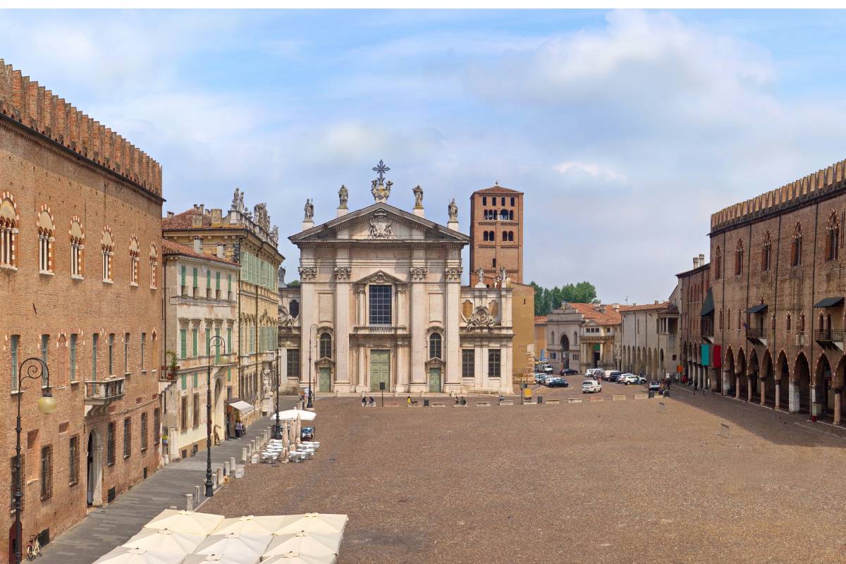 Mantova romantica: Piazza Sordello e i portici