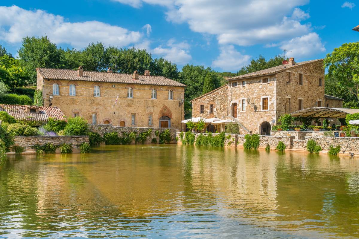 Veduta dell'acqua termale nella piazza di Bagno Vignoni