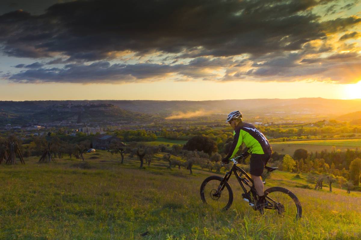 Uomo in mountain bike