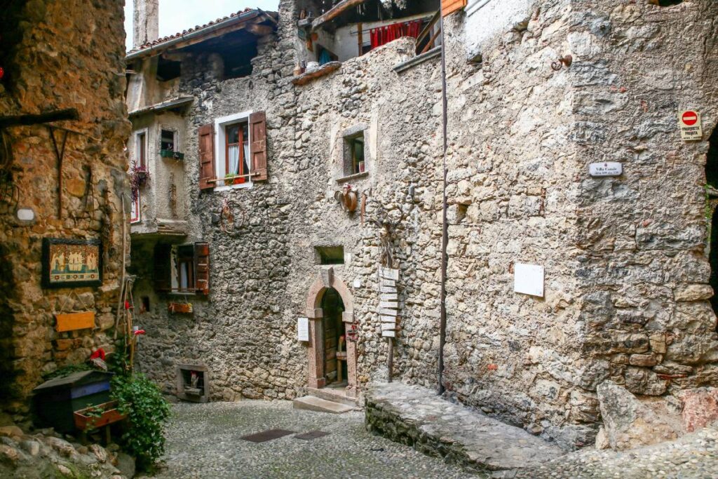 Un Natale da fiaba nel borgo di Canale di Tenno: il mercatino trentino che incanta tutti