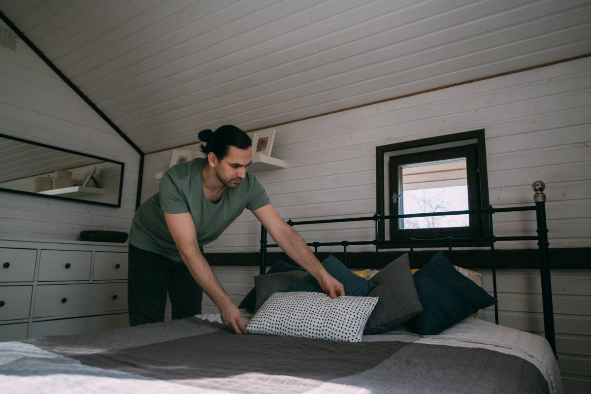 Uomo che rifà il letto