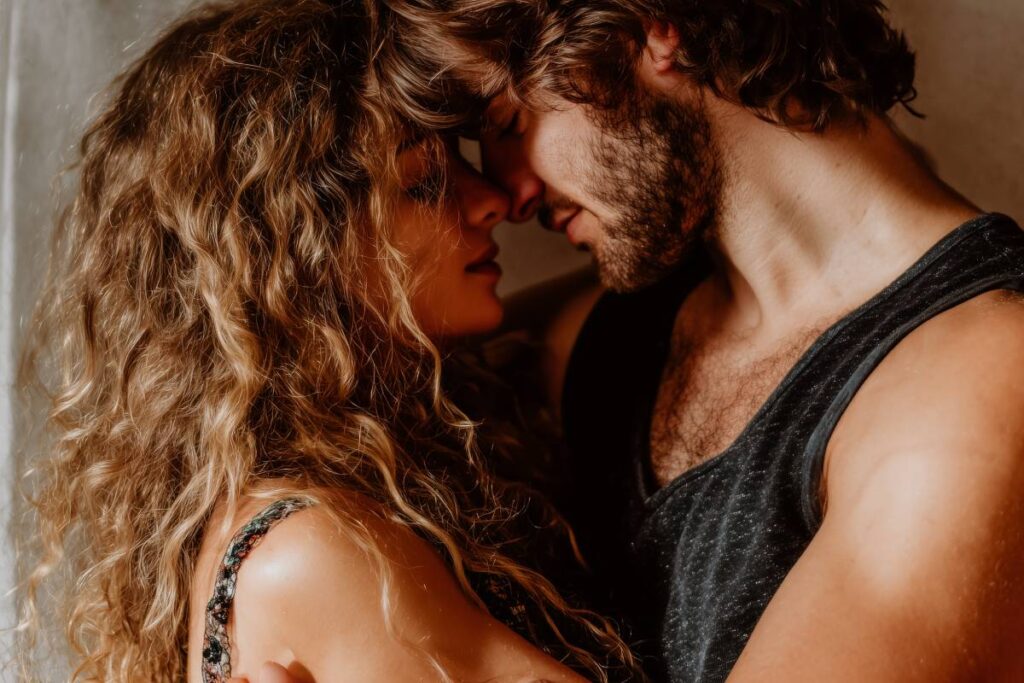 Coppia in abbraccio travolgente