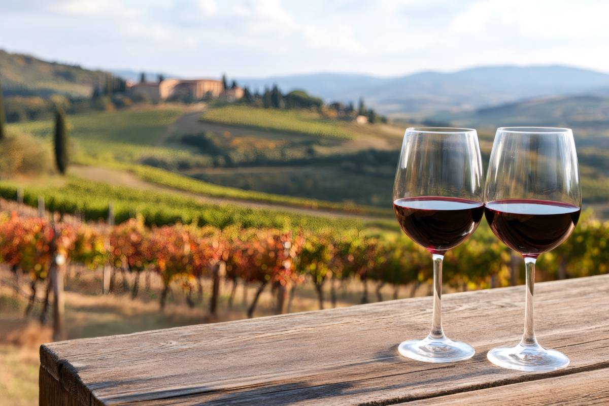 Calici di vino e il Chianti sullo sfondo: vivere in du foliage e buon vino