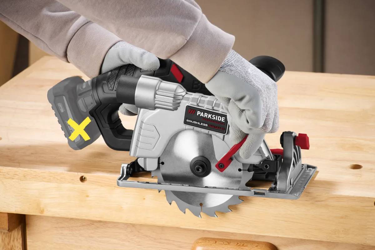 Parkside sega circolare brushless in azione