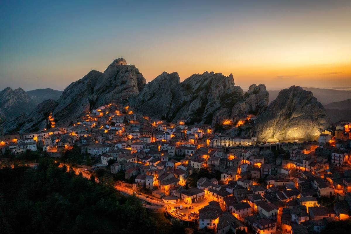 Tramonti romantici tra i borghi delle dolomiti lucane