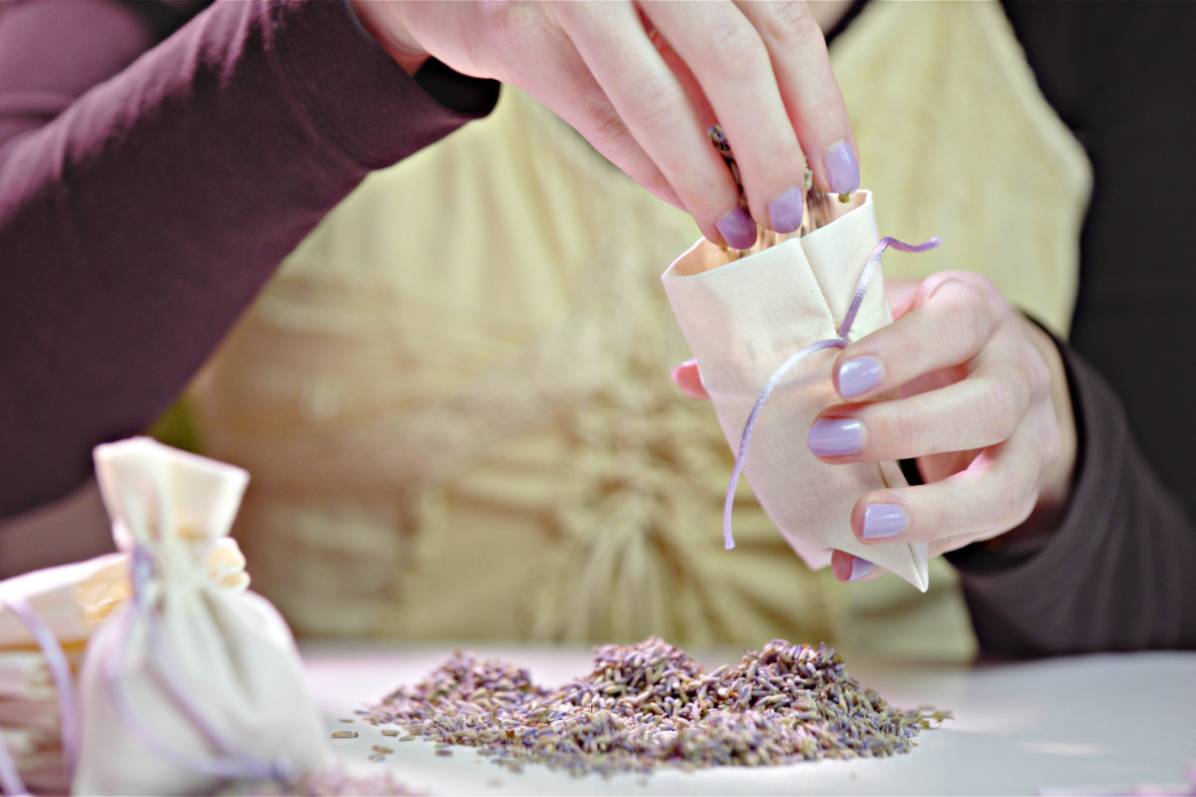 Donna che realizza un sacchetto profumato con la lavanda