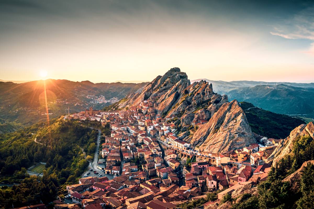 Il tramonto visto dal borgo lucano di Pietrapertosa