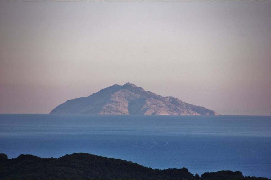 L'isola di Montecristo vista dall'Isola d'Elba