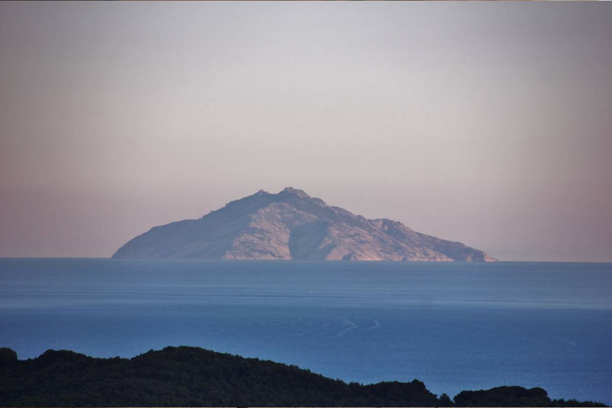L'isola di Montecristo vista dall'Isola d'Elba