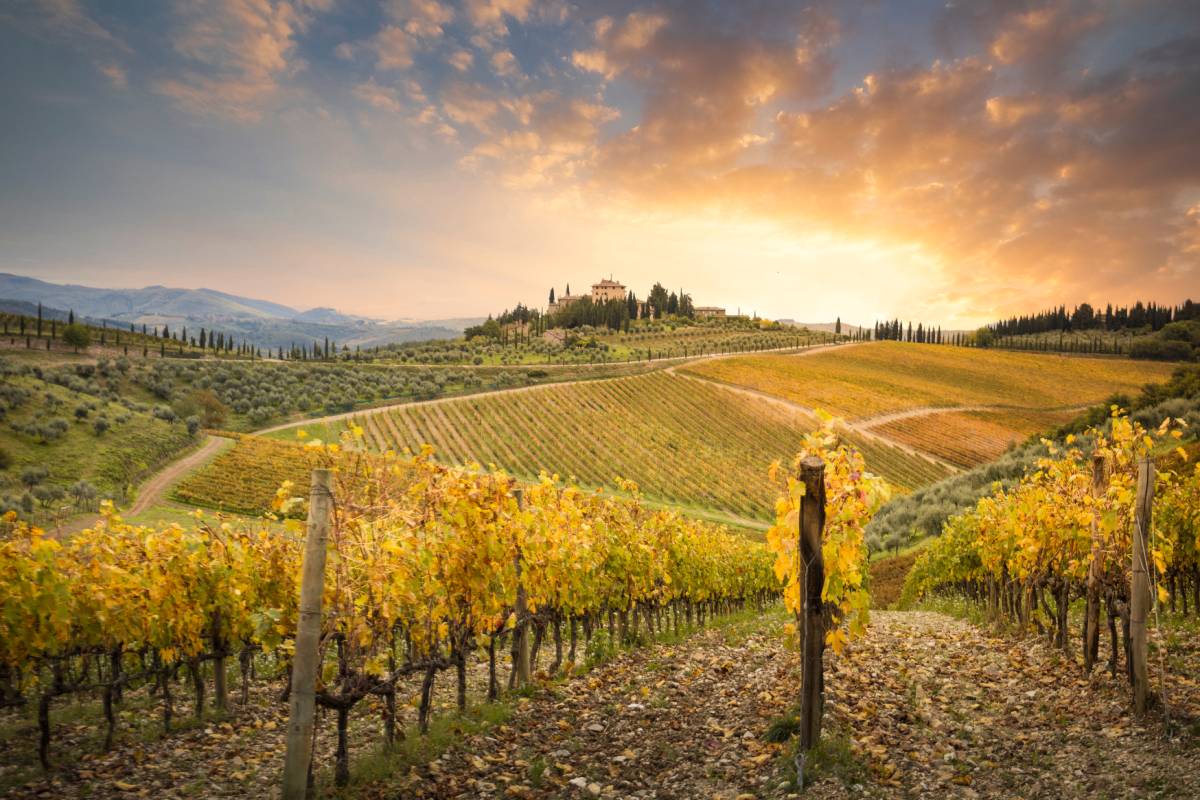 Il borgo di Gaiole nel Chianti, al tramonto, per vivere in due il foliage autunnale