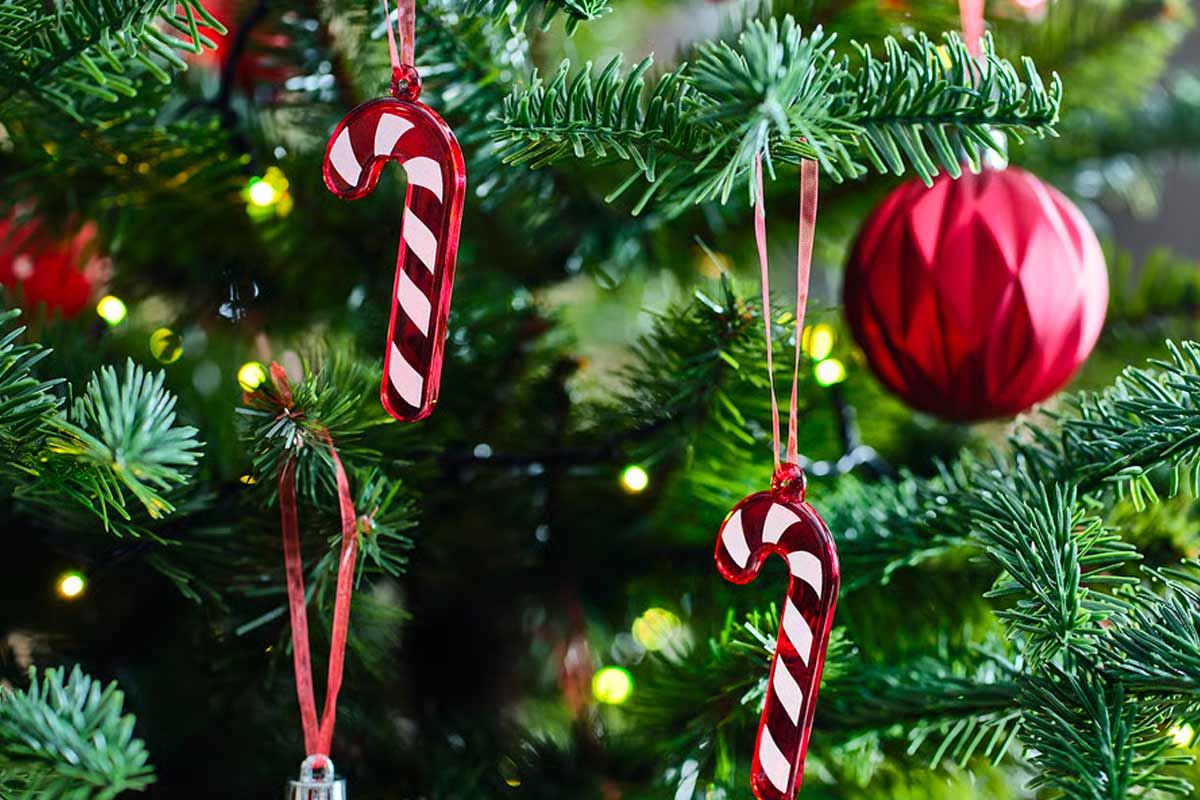 bastoncino di zucchero bianco e rosso IKEA per decorare l'albero di Natale in stile vintage