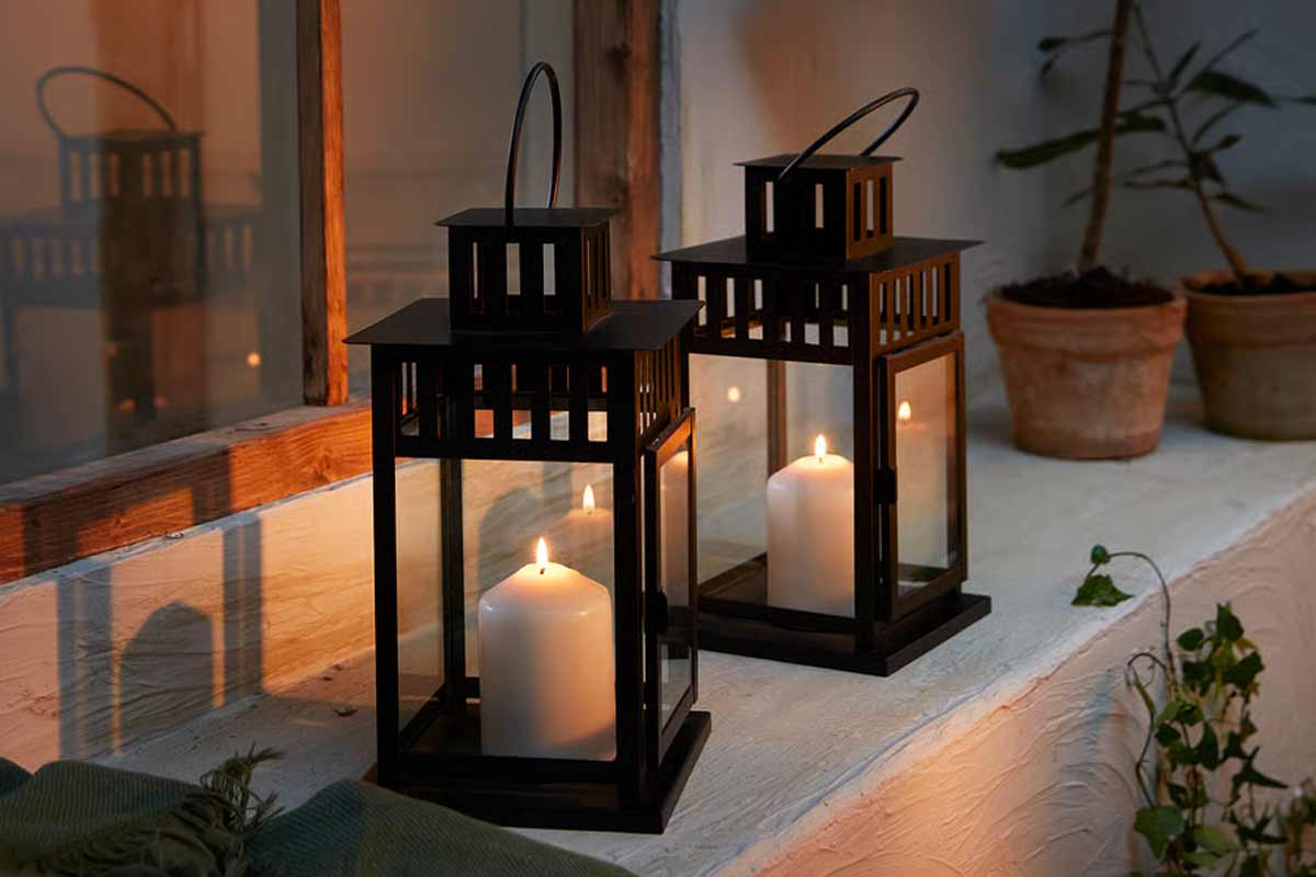 Lanterna BORRBY di IKEA sul davanzale
