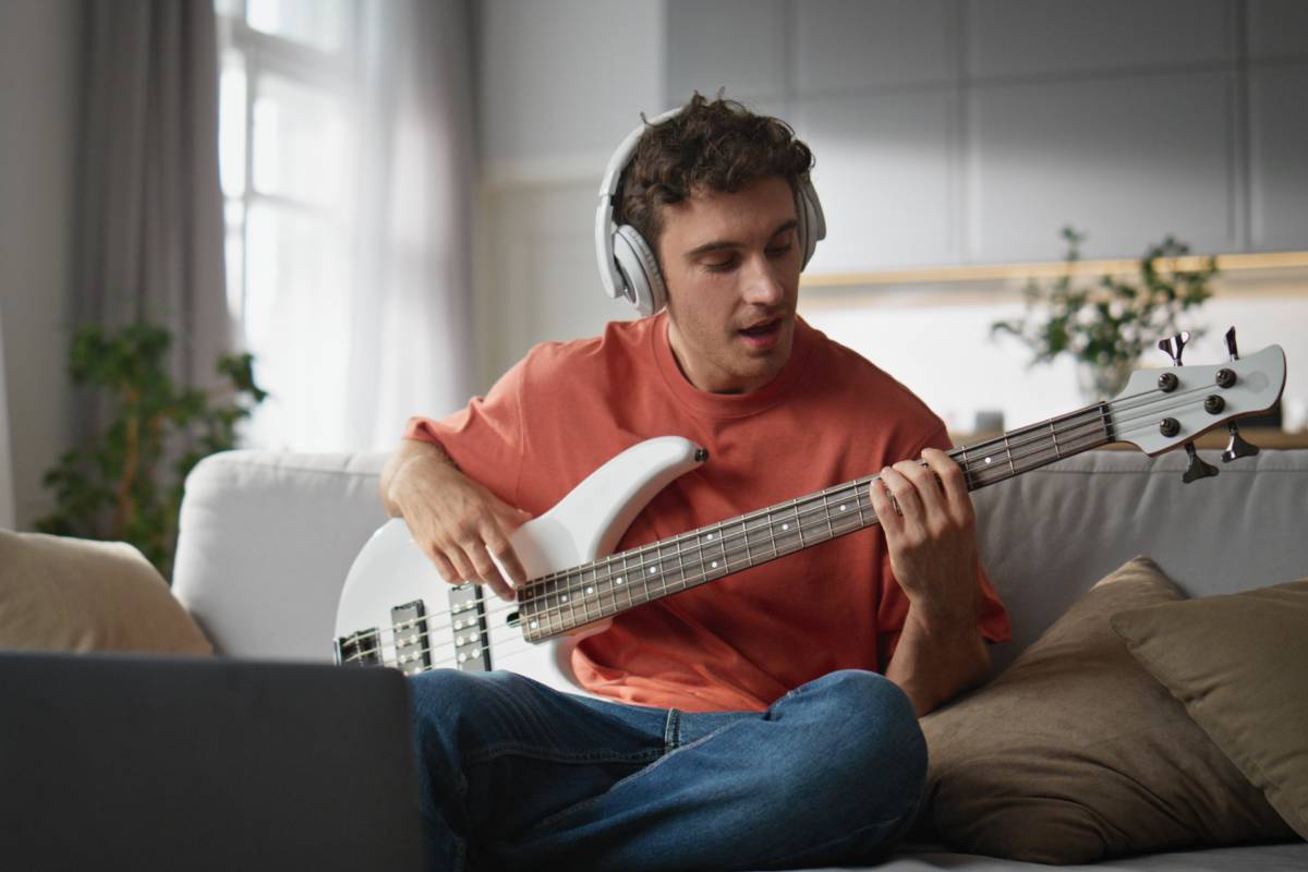 ragazzo dal segno zodiacale creativo che suona la chitarra