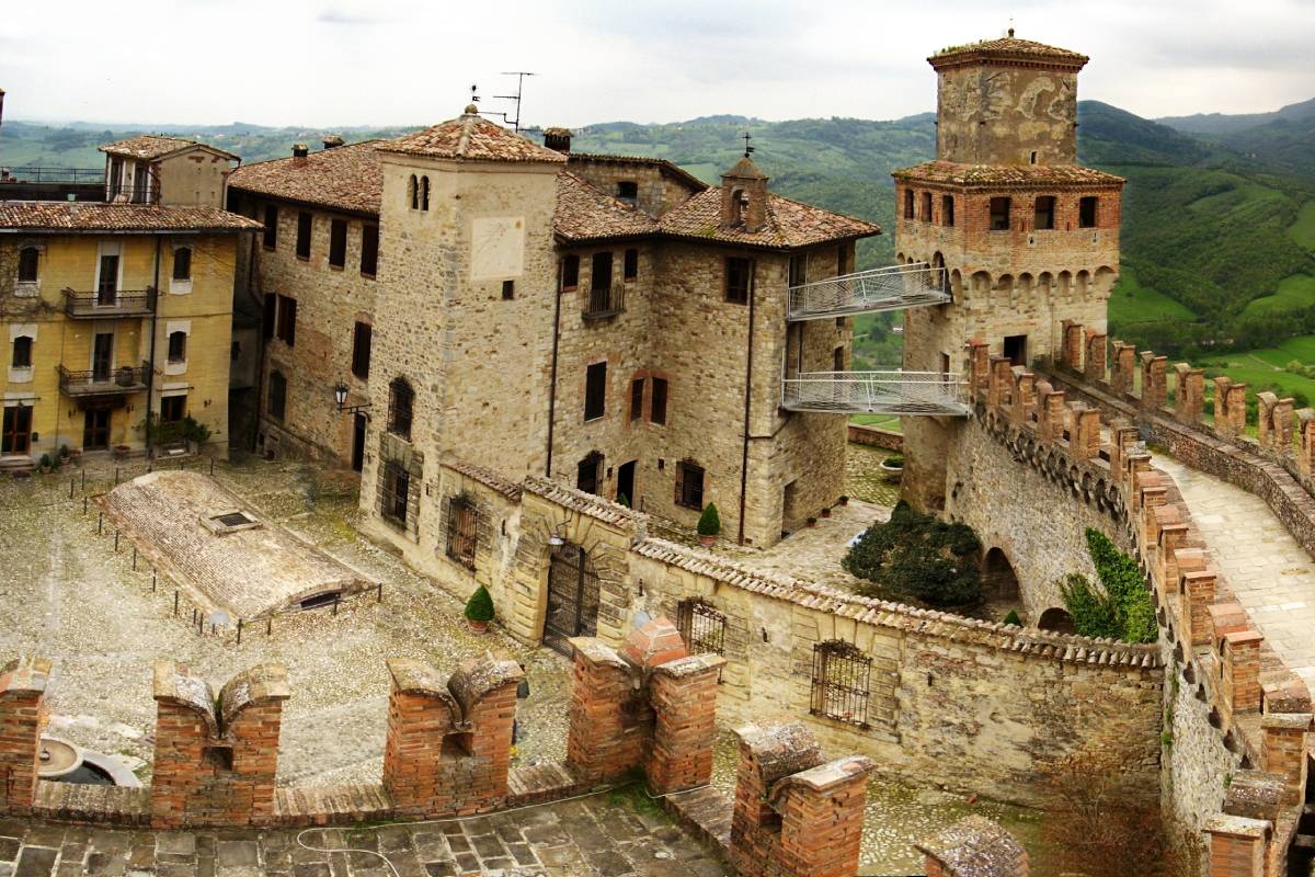 veduta su castell'arquato borgo emiliano