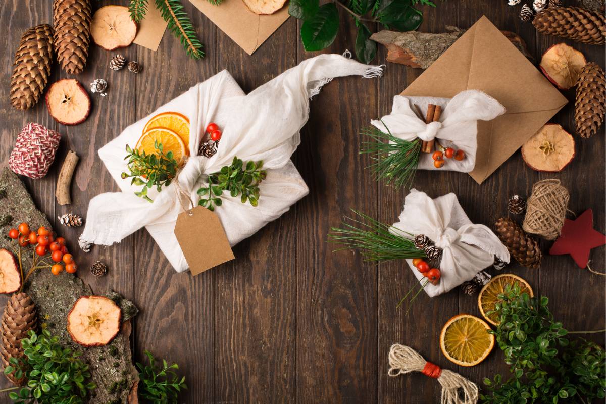 incartare i regali di natale con la stoffa