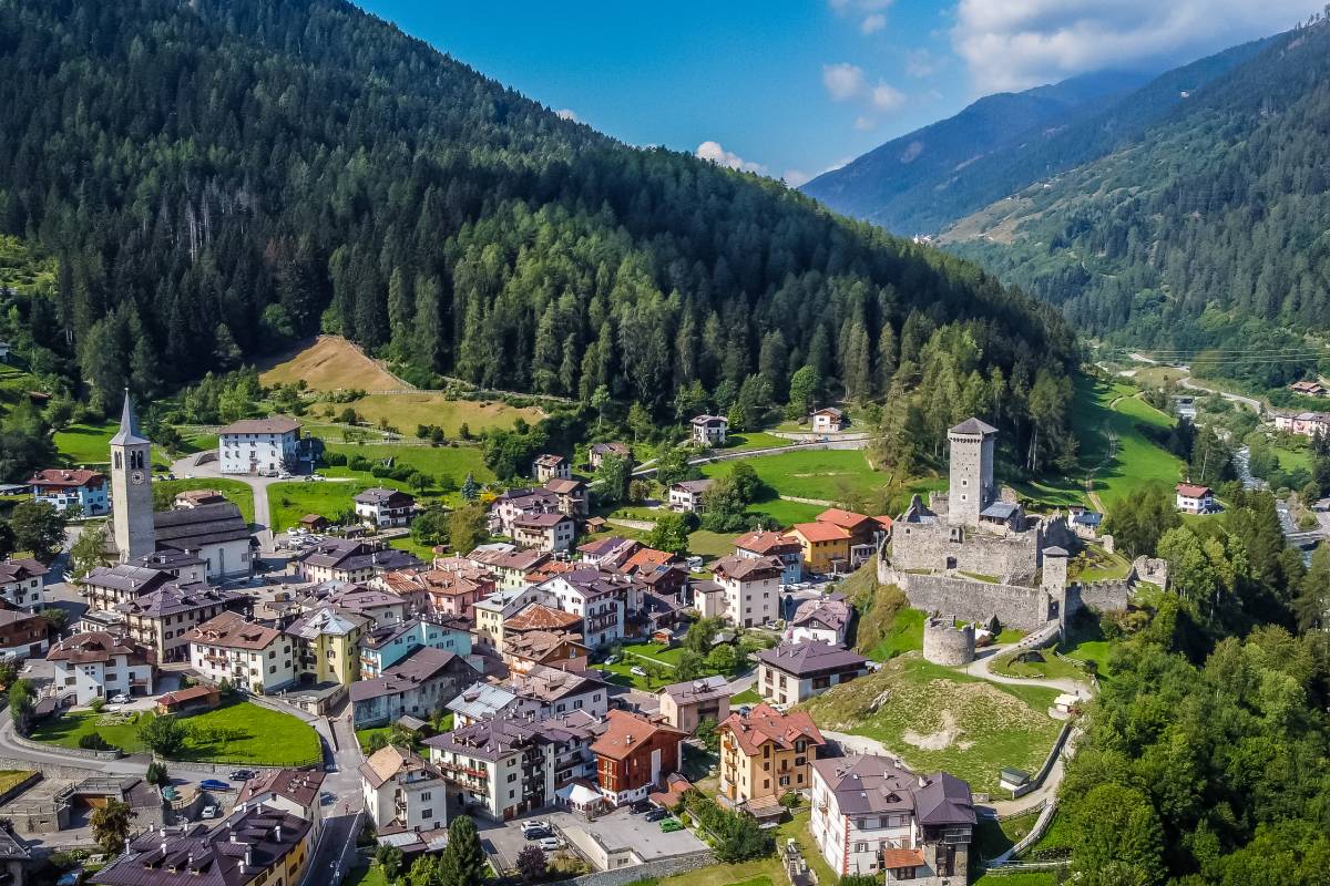 Veduta sul borgo di Ossana: la magia del Natale ti aspetta