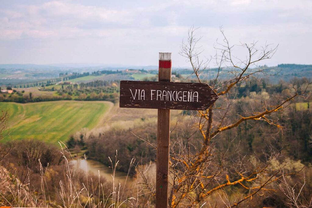 Autunno toscano: camminare tra colori e silenzi nei borghi che sembrano sospesi nel tempo