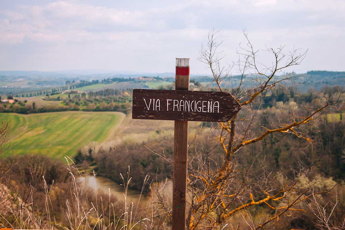 Autunno toscano: camminare tra colori e silenzi nei borghi che sembrano sospesi nel tempo