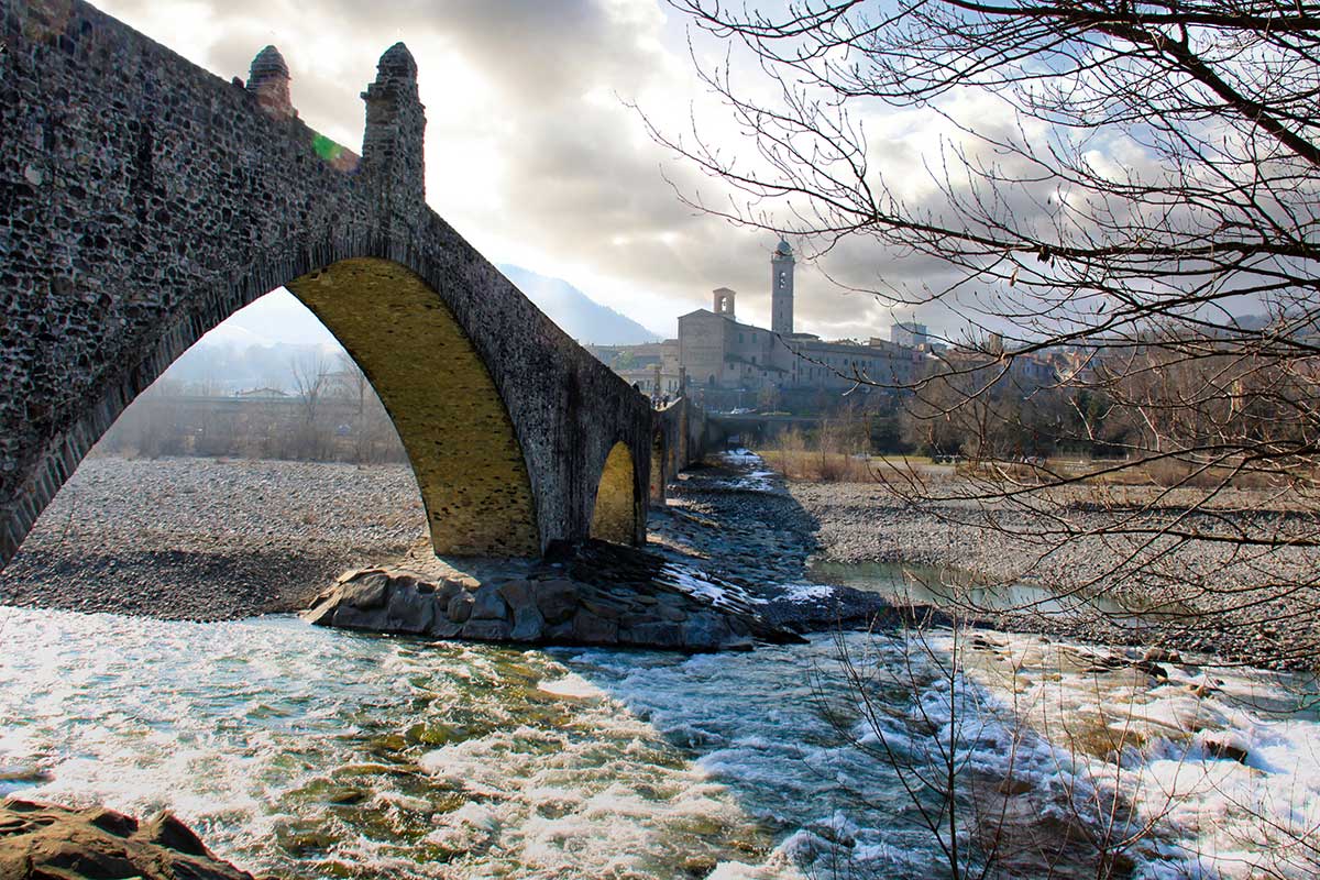 Bobbio d’inverno: il Ponte Gobbo avvolto nella nebbia è uno spettacolo che non dimentichi