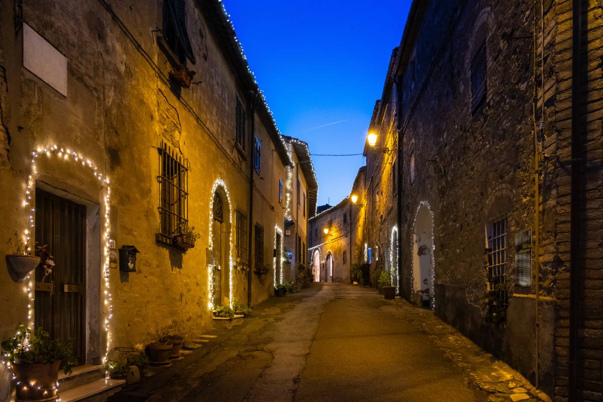 borgo toscano illuminato, dove il natale è come un tempo