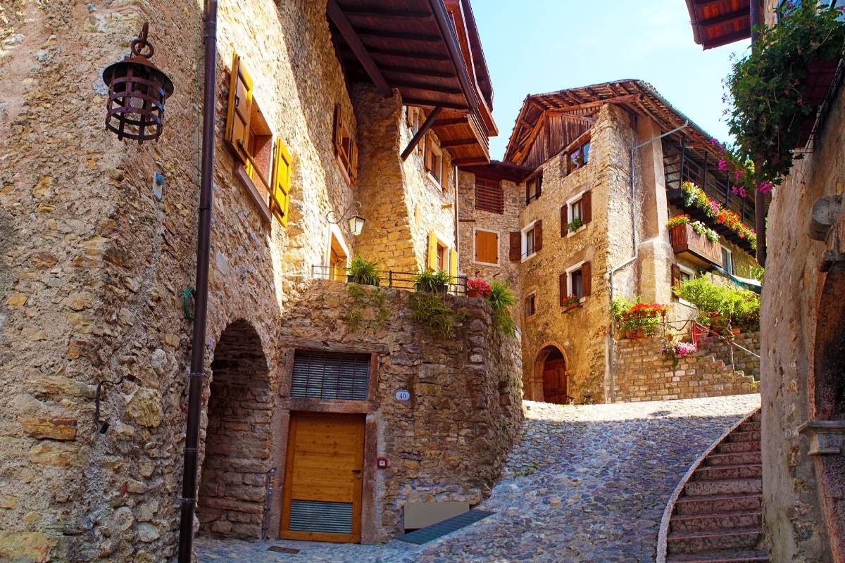 canale di tenno, uno dei borghi silenziosi italiani