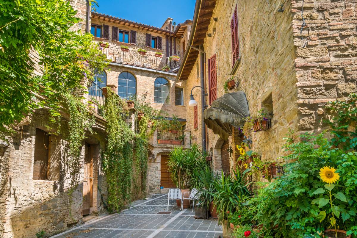 bettona in autunno, borgo intorno ad assisi