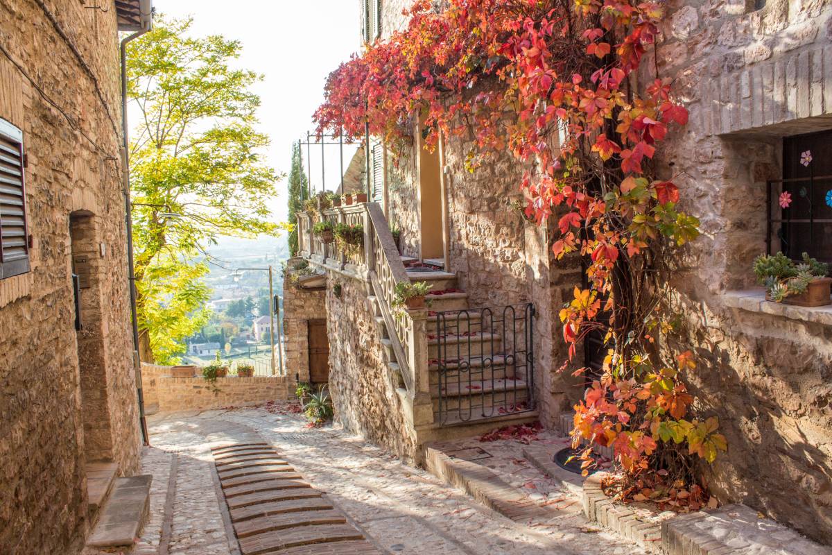 spello, passeggiata autunnale in un borgo umbro