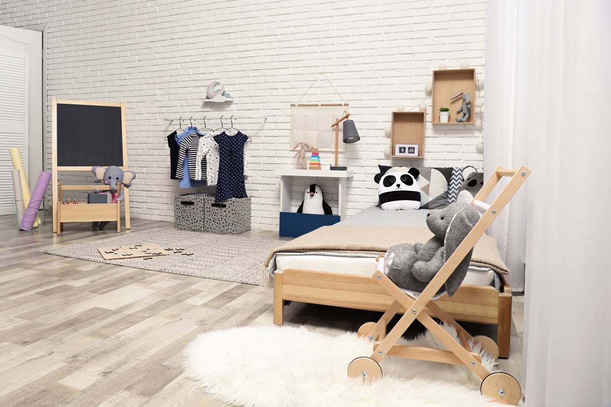cameretta con letto basso, armadio a vista e scaffali comodi