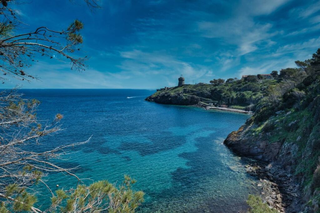 L’isola toscana dove il mare è ancora cristallino e il silenzio regna anche in inverno