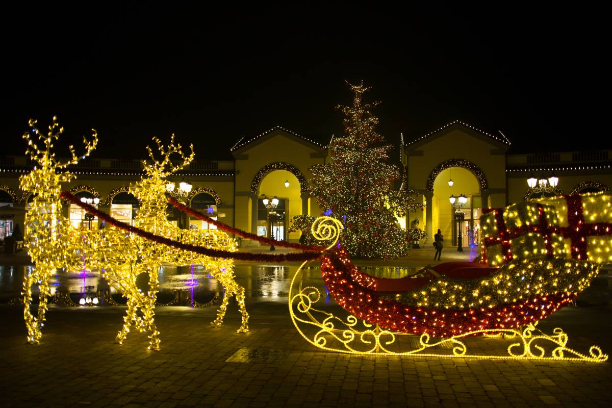 la renna nel villaggio natalizio di natale di milano