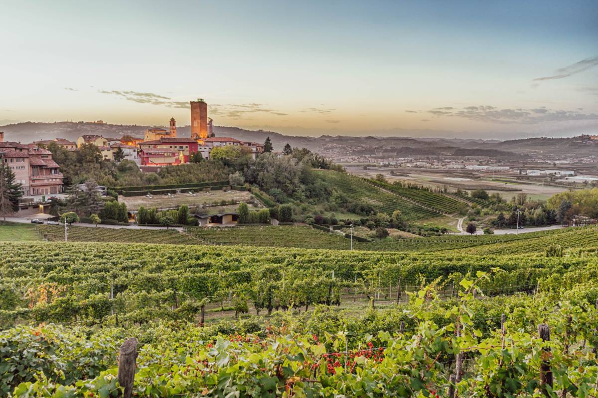 Barbaresco, villaggio tra le colline piemontesi