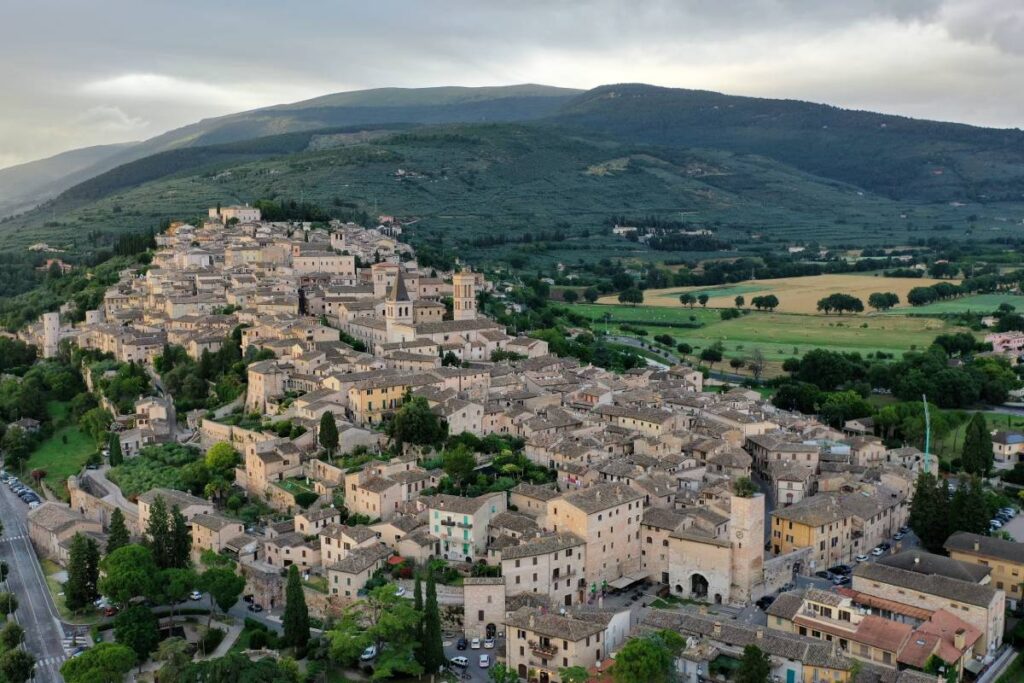 spello, borgo intorno ad assisi