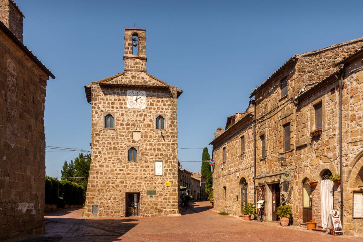 piazza di sovana, città del tufo in toscana