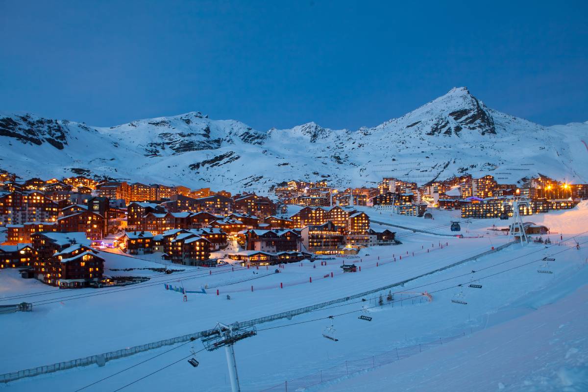 val thorens e le sue piste illuminate di notte